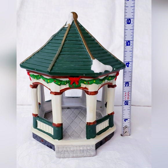 Dickens Collectables Other - Christmas Village Larg Gazebo